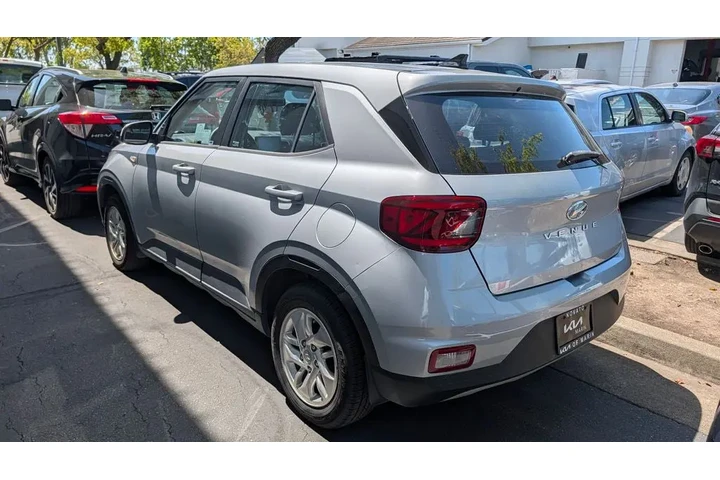 $15990 : 2022 Venue SE image 2