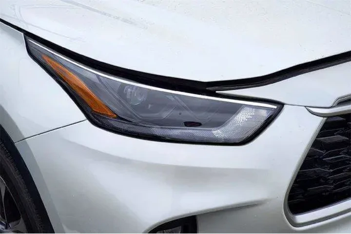 $30030 : Toyota Highlander 2023 LE 4d image 2