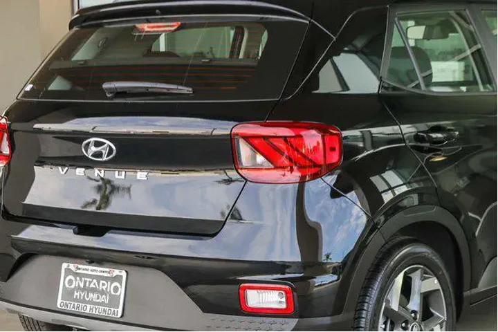 $21027 : Hyundai VENUE 2025 SEL 4dr C image 9