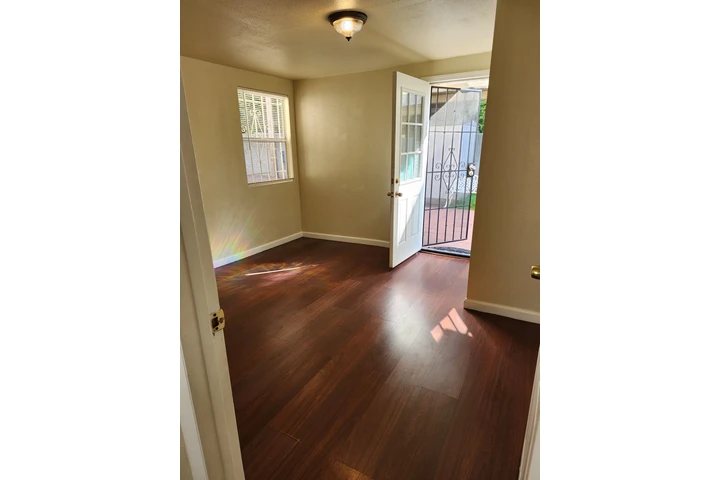 $2250 : 2 Bedrm  Casita $2195 inglewoo image 6