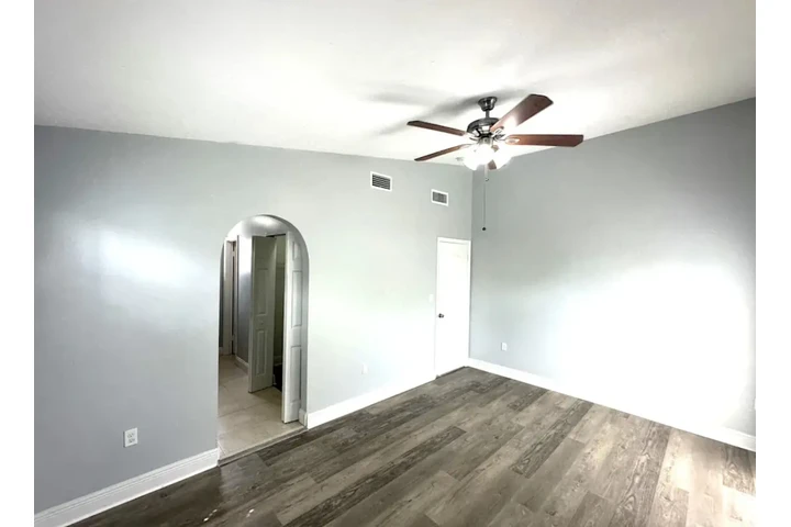 $1950 : 2 bedroom apartment in LA image 3