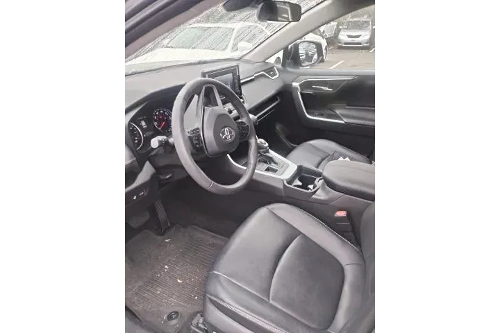 $29988 : Toyota RAV4 2021 AWD XLE Pre image 6