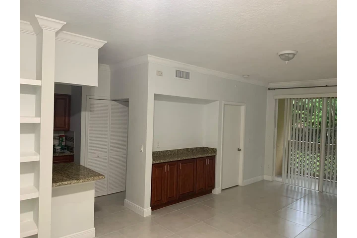 $2200 : Apto Remodelado con  /Laundry image 3