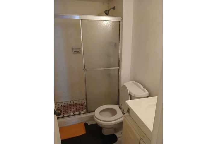 $750 : Rento cuarto a dama image 9