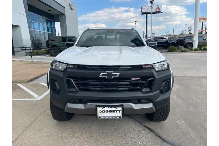 $37573 : Chevrolet Colorado 2024 4x4 image 2
