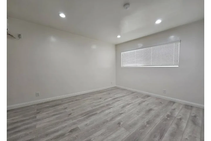$1875 : 2 Bedroom Apt in Vermont Ave image 6