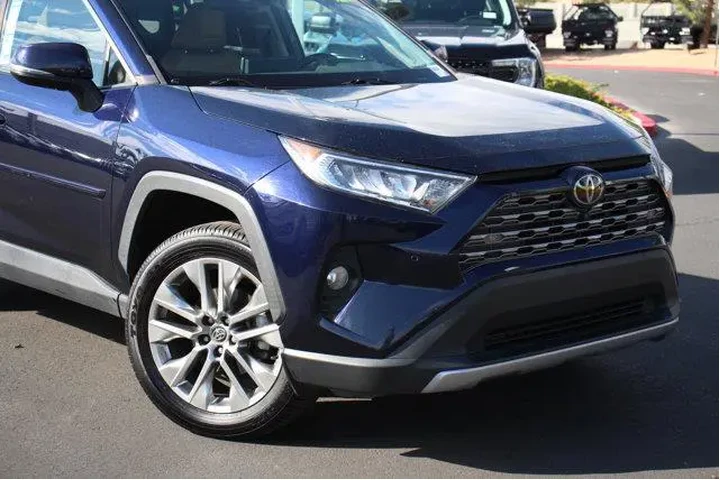 $23983 : Toyota RAV4 2020 Limited 4dr image 2