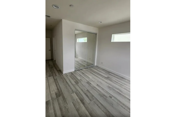 $1450 : 1 Bed 1 Bath in West Adams LA image 6