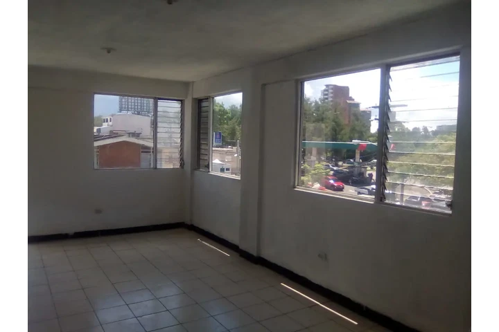 $4800 : Locales comerciales en zona 15 image 1