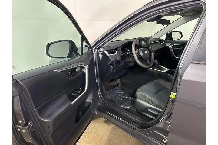 $17997 : 2019 RAV4 LE image 2