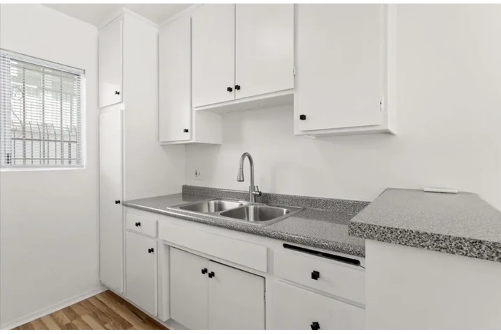 $1540 : 1 Bedroom 1 Bath Apt in Carson image 5