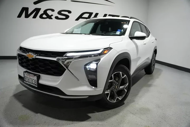 $20391 : 2025 Trax LT image 2