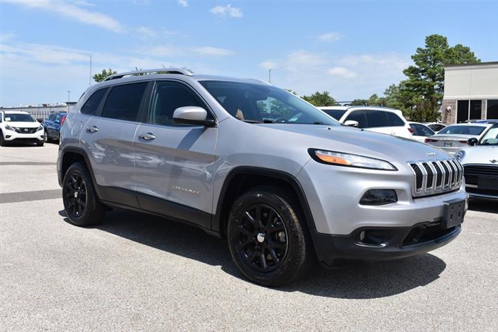 2018 Cherokee Latitude image 2