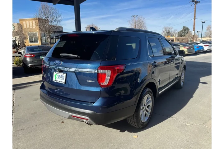 2017 Explorer XLT FWD image 5