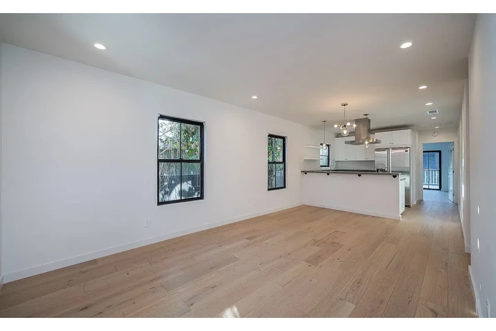 $1050 : beautifully Cute family home image 4