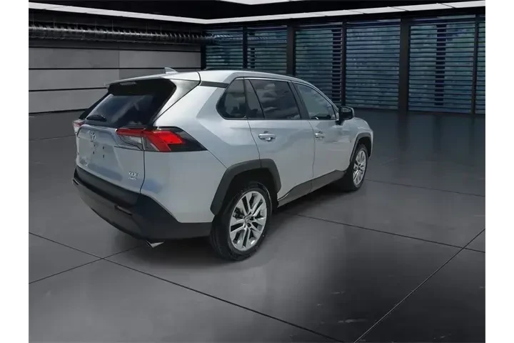 $28988 : Toyota RAV4 2021 AWD XLE Pre image 8