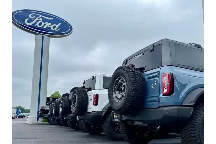 $39500 : Ford F-150 2023 4x4 Lariat 4 image 2