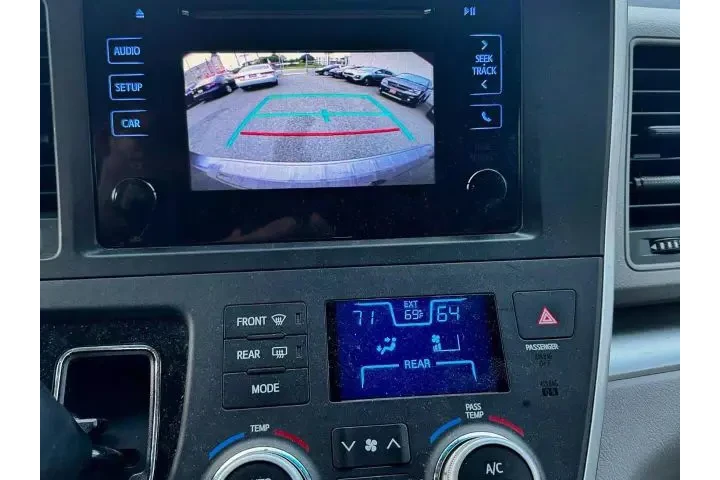 2017 TOYOTA SIENNA2017 TOYOTA image 9
