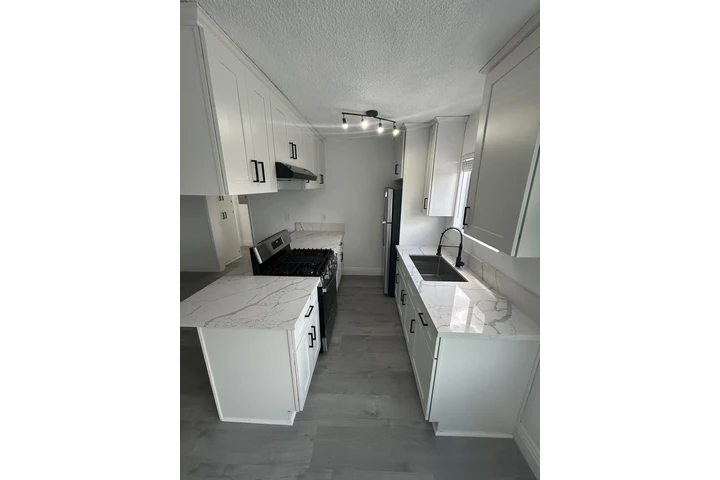 $2395 : **APARTAMENTO REMODELADO ** image 3