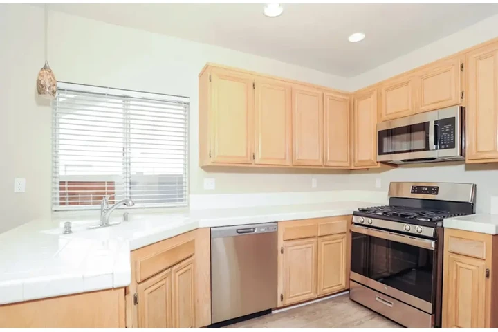 $2500 : 3 Bedroom Home in Los Angeles image 5