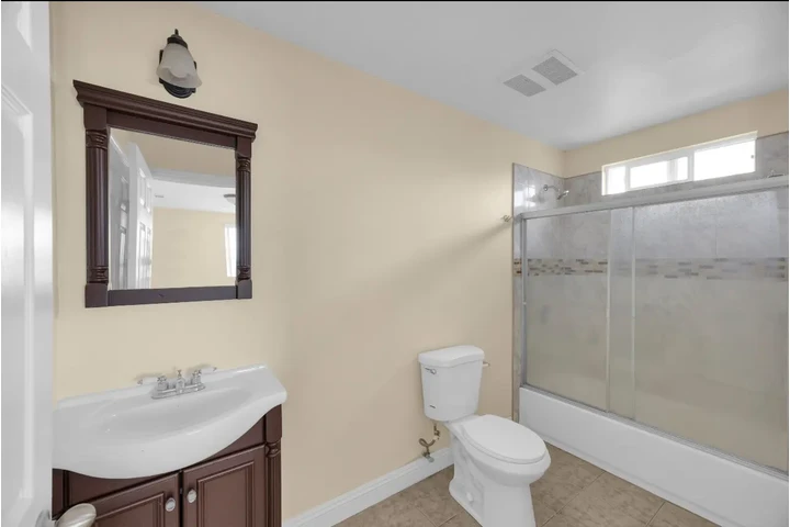 $4500 : Five bedroom 4 bath 4 parking image 10