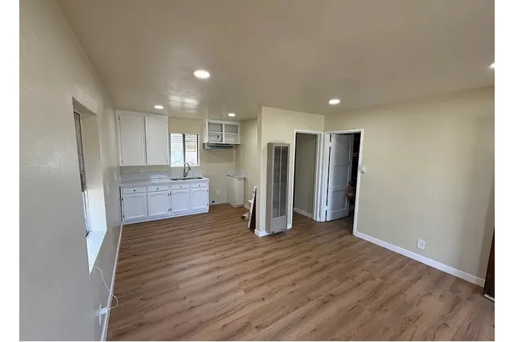 $1050 : Newly renovated 1 bedroom 1 ba image 1