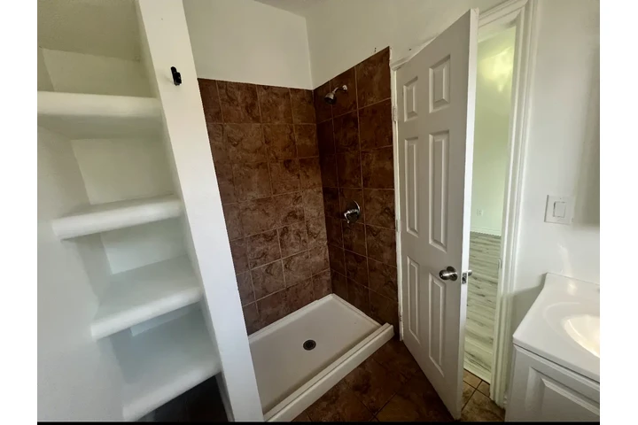 $1 : SE RENTA 1 Recamara!!! image 6