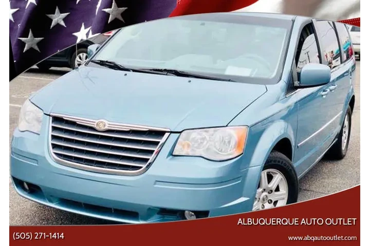 2010 Town and Country Touring image 1