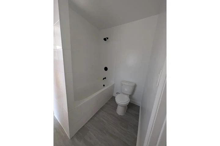 $1900 : AVAILABLE FOR RENT image 6