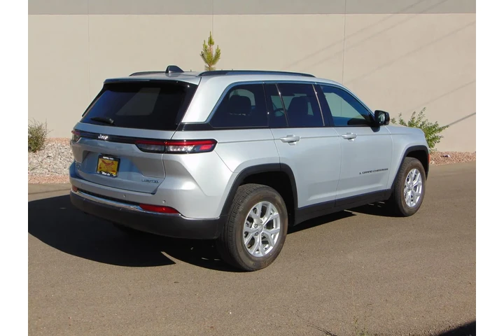 $33877 : 2023 Grand Cherokee Limited image 4