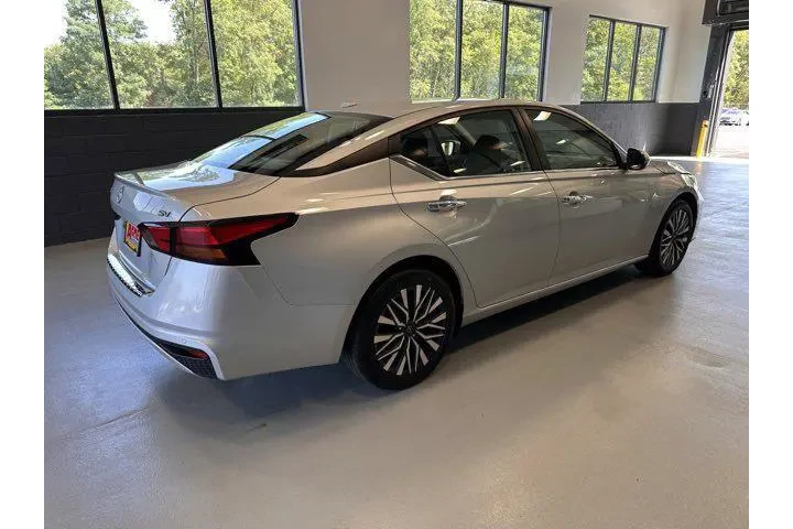 $20295 : Nissan Altima 2023 2.5 SV 4d image 6