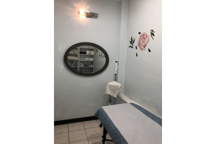 $300 : ESTHETICIAN FOR RENT image 4