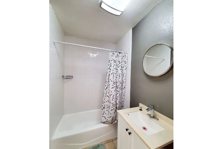 $2600 : 3 Bedroom Apt in koreatown LA image 9