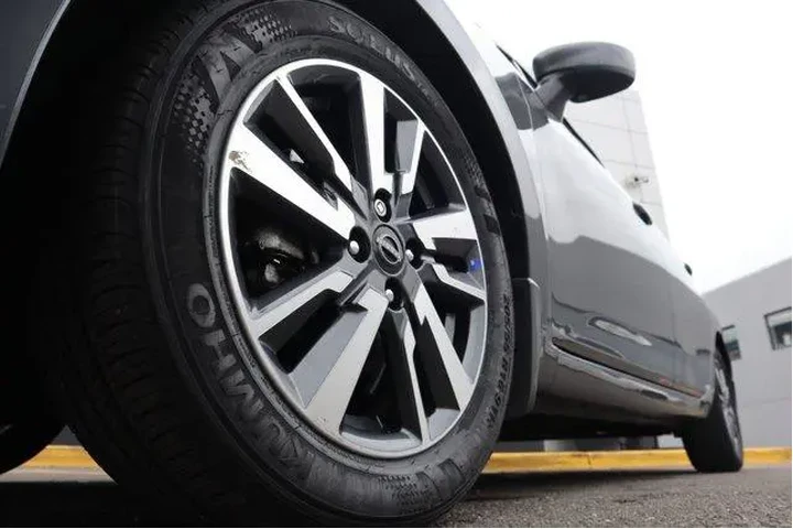 $14309 : Nissan Versa 2025 SV 4dr Sed image 9