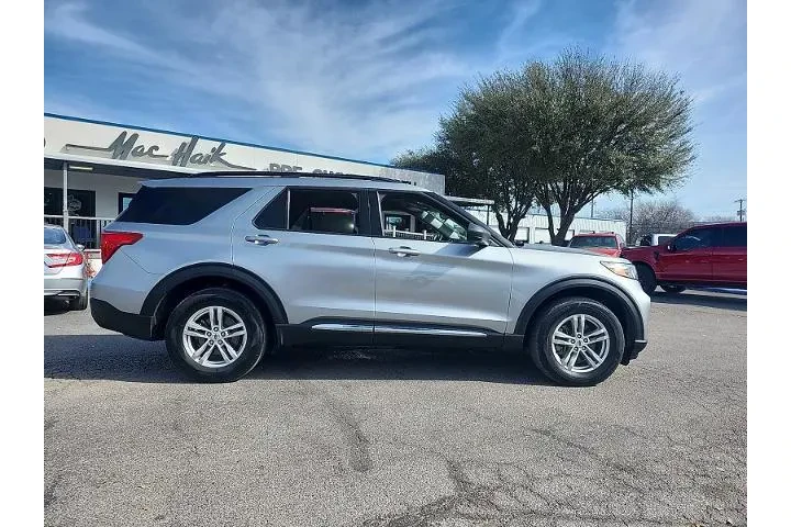 $27997 : Ford Explorer 2023 AWD XLT 4 image 2