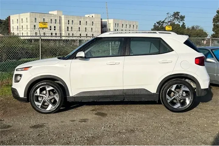$19990 : Hyundai VENUE 2025 SEL 4dr C image 10