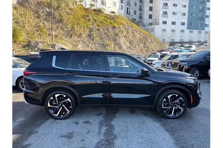 $25388 : Mitsubishi Outlander 2024 SE image 7