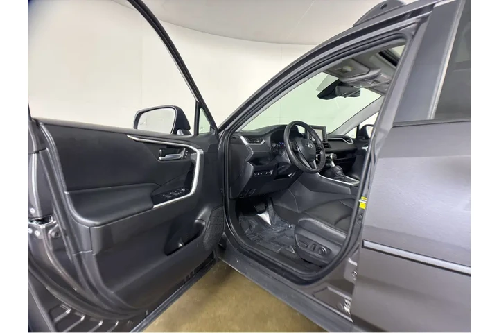 $35000 : Gold Certified2022 RAV4 XLE P image 2