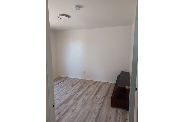 $1000 : Se renta una recamara image 4