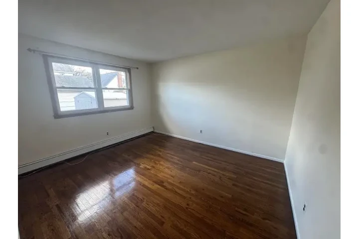 $1000 : Fully Renovated 1-Bedroom Apar image 4