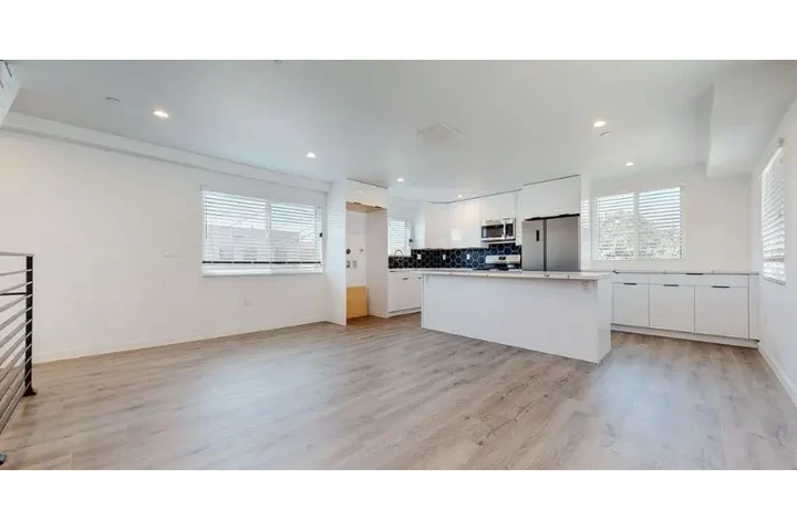 $2300 : 3 Bed 2 Bath Apt in Carson image 2