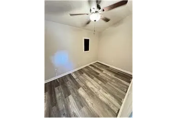 $1100 : Rental property with 1 bedro image 6