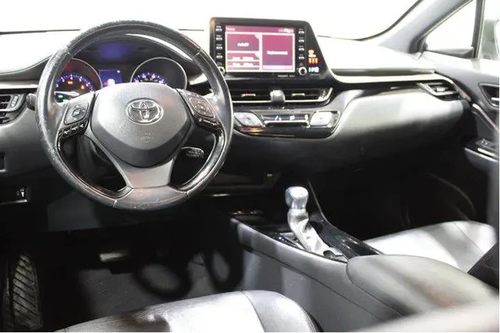 $17989 : Toyota C-HR 2019 XLE 4dr Cro image 2