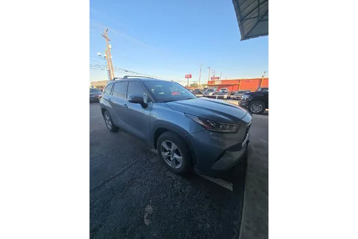 $25773 : Toyota Highlander 2022 LE 4d image 2