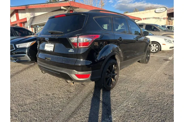 2017 Escape SE image 8