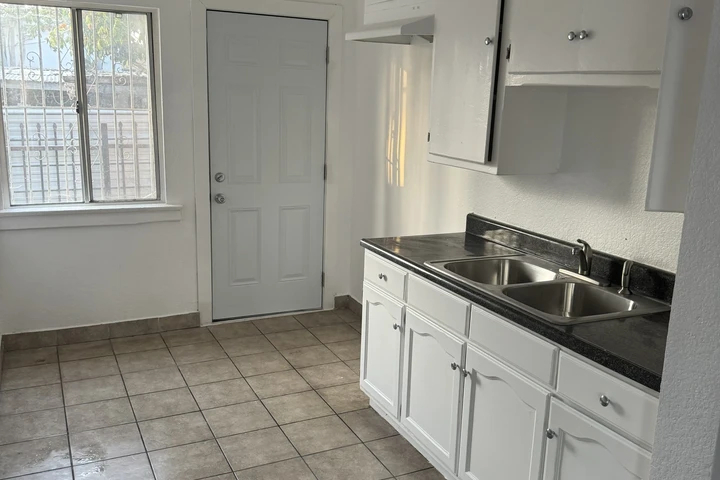 $1600 : 1 REC, 1 BAÑO, COMPTON image 5