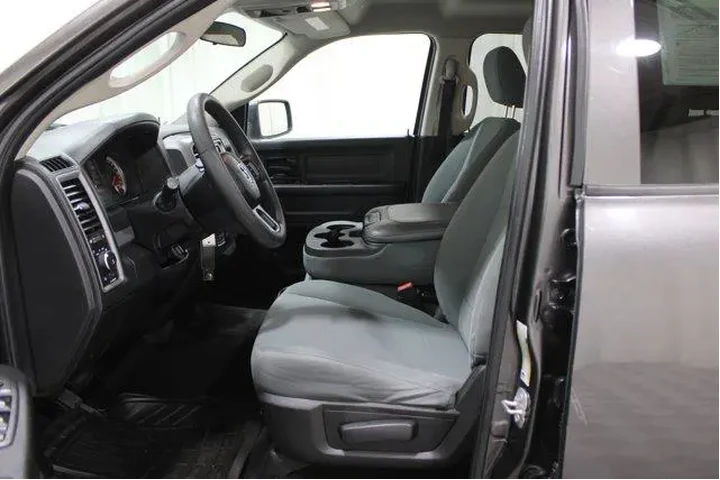 $15982 : Ram 1500 2017 4x4 Express 4d image 3