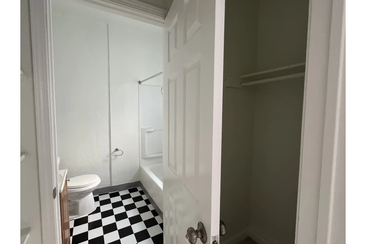 $1400 : Vermont / Leeward Ave Single image 5