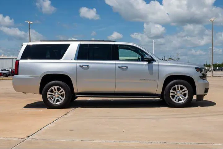 $23520 : Chevrolet Suburban 2019 4x4 image 4