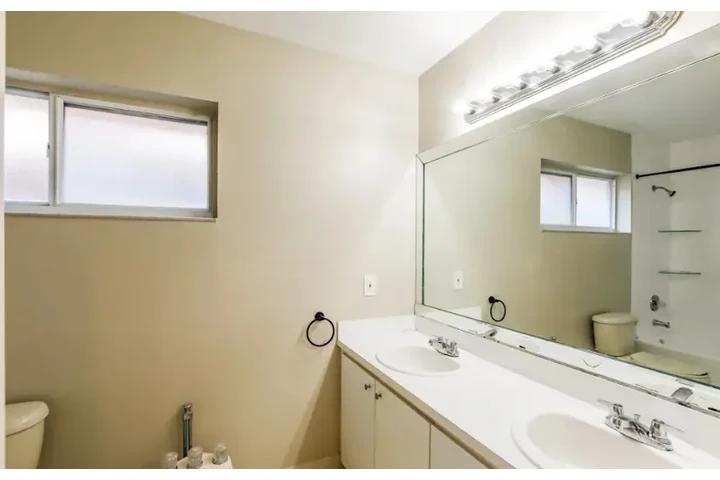 $2400 : 3 Bed 2 bath Home in south LA image 9